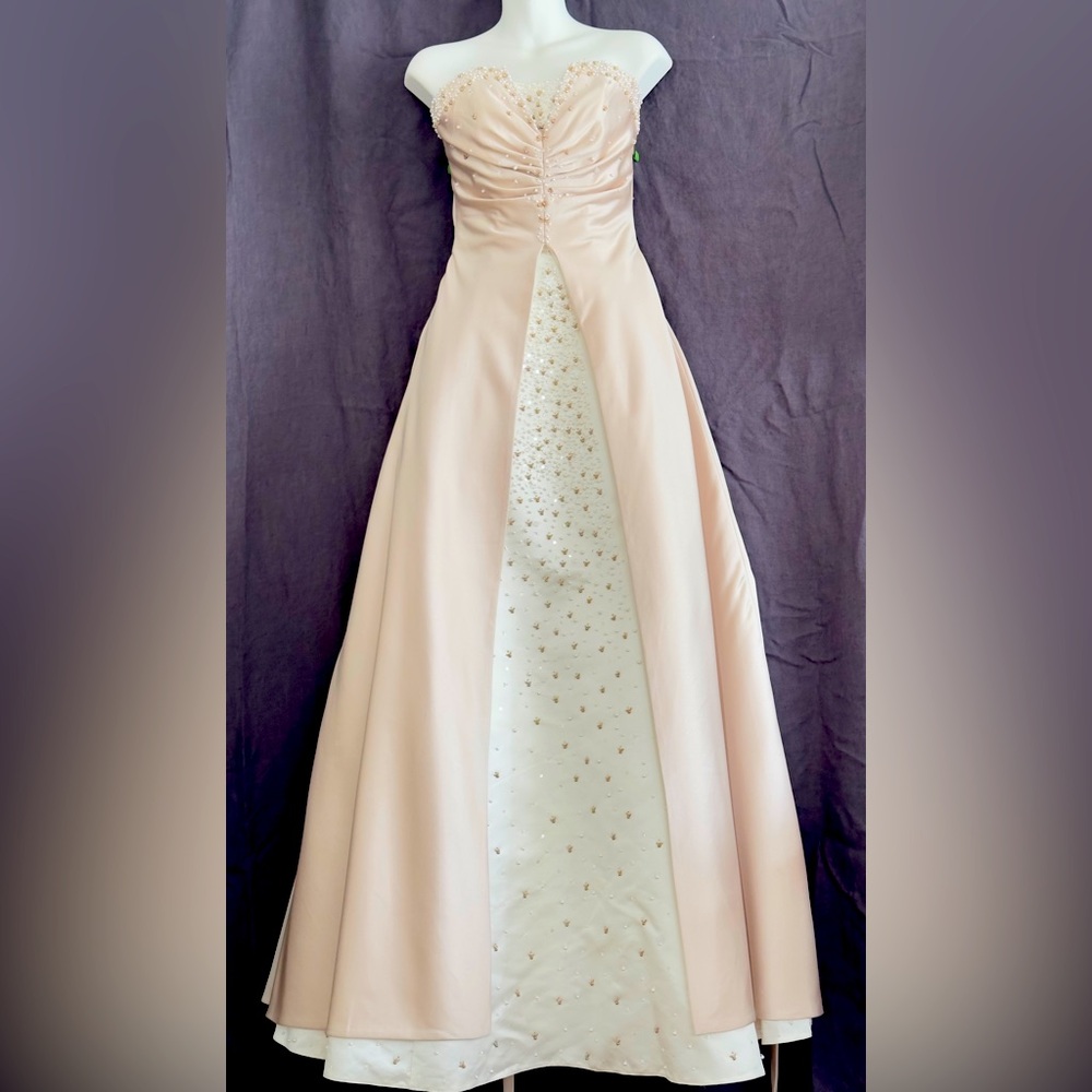 Lenovia wedding dress. Embellished w beads and embroidery size 6